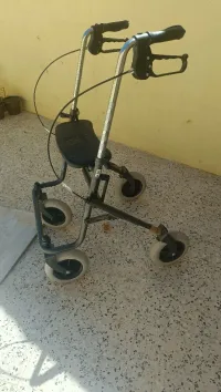 Déambulateur Rollator à quatre roues avec siège et panier
