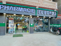 medecine-sante-vendeuse-en-pharmacie-bordj-el-kiffan-alger-algerie