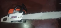 une tronçonneuse de marque stihl 