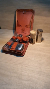 Vintage nécessaire, Trousse de toilette en croco avec Blaireau en corne véritable fait main
