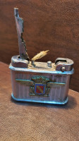 antiquites-collections-briquet-de-bureau-a-essence-signe-j-claverie-60s-avec-insigne-du-porte-avions-lafayette-staoueli-alger-algerie