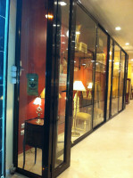 menuiserie-meubles-tres-grandes-vitrine-en-aluminium-bronze-avec-des-portes-coulissante-fixes-staoueli-alger-algerie