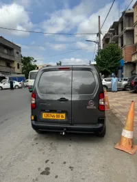 Fiat Doblo gris souris 2024 