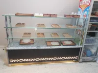 Vends deux présentoirs viennoiserie avec caissson pour gâteau pizza kalblouz noir avec marbre neuf 