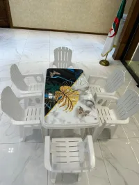 Tables avec chaises en plastique 