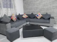 Salon avec table basse et pouf +table cuisine avec chaise+cuisinière Raymond ventilo