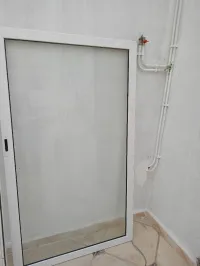 Fenêtre aluminium avec rideaux