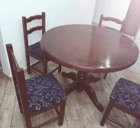 Table ronde et chaises 