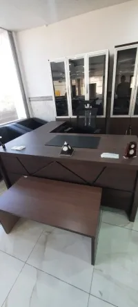 Ensemble Bureaux directionnel + chaise + table de bas + retour de bureau + 2 Armoire multi étages