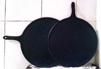 Deux plats / supports à pizza en métal décoratifs et professionnels