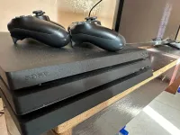 PS4 pro 1T avec deux manettes