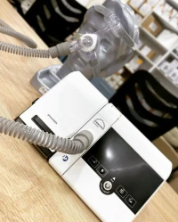 Appareil CPAP/APAP de la marque LOWENSTEIN Médical pour le traitement d'apnées du sommeil. جهاز سيباب لعلاج انقطاع التنفس اثناء النوم