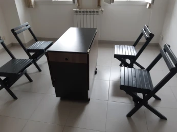 TABLE PLIABLE + 04 CHAISES EN BOIS.