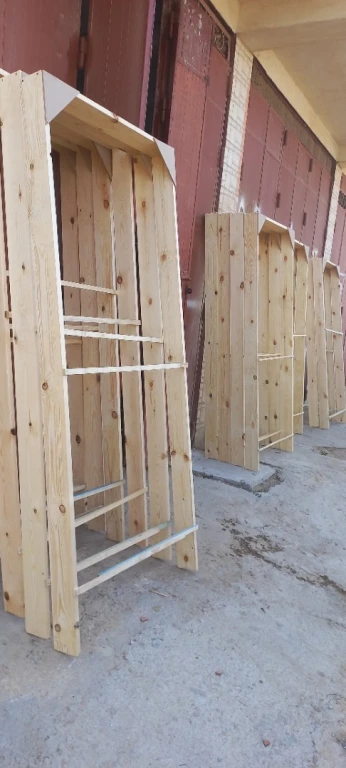 Precadre en bois rouge pour porte