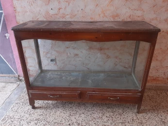 Aquarium avec meuble sur pied