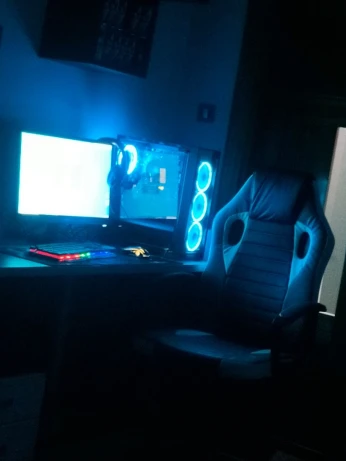 Setup gaming (pc,ecran,chaise)
