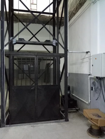 Fabrication de Monte Charges industriels, Mezzanine et escaliers