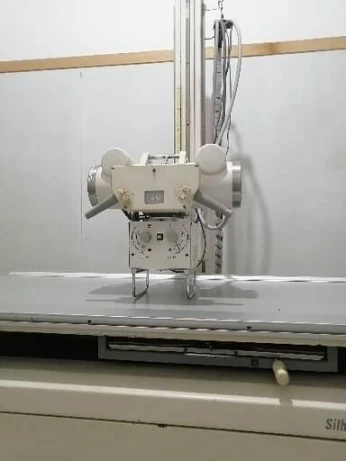 Table de radio silhouette vr os-poumon marque GE 600ma en bon état