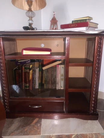 طاولة تلفاز مع رفوف للكتب و الاكسسوارات