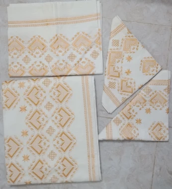 Drap brodé en doré