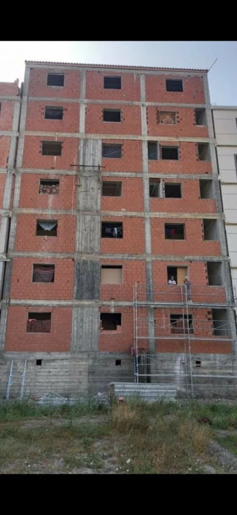 Platre projete. Ciment projete