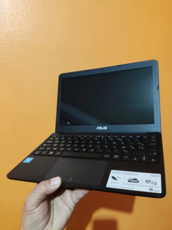 Mini Laptop ASUS EEEBOOK X205TA