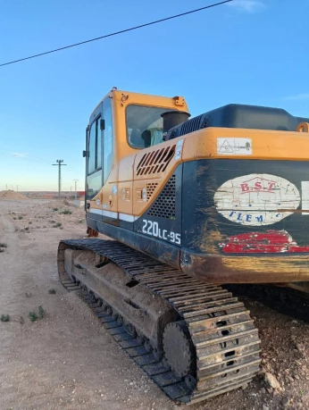 Hyundai 220للكراء للكراء بوكلة 2016