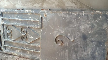 باب حديدي