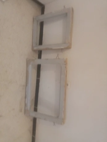 باب 2.15 على 1.15 و نافذتان