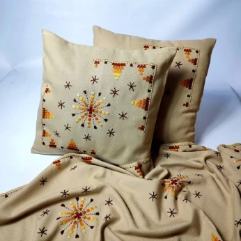ENSEMBLE COUSSIN ET NAPPE DE TABLE BRODÉ MAIN