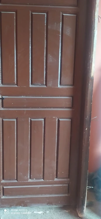 Fenêtre et porte chambre et porte salon