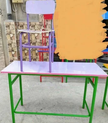 Table , chaise , tableaux