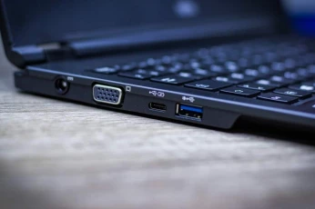 FUJITSU U758 i5 8350U 8G-256SSD 15.6 FHD SLIM