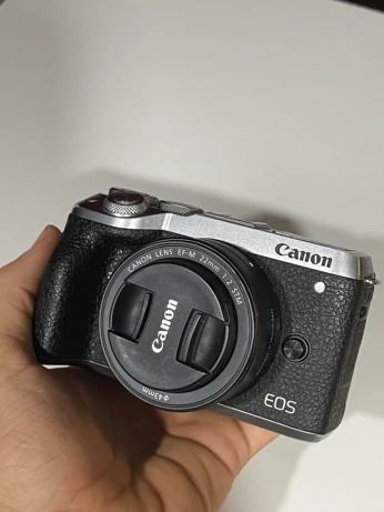 Canon m6 mark II + 22mm f/2 STM
