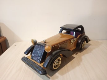Grande voiture ancienne en bois verni