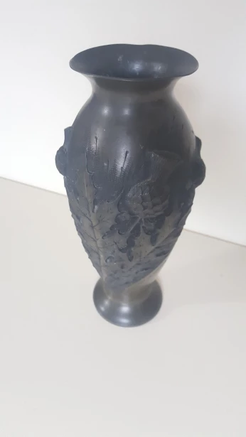 Vase en étain pur sculplté signé L. Rozay