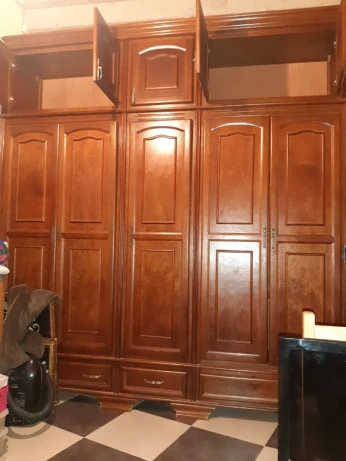 Armoire bois rouge