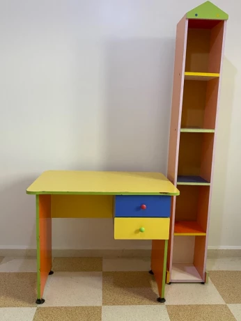 Bureau pour enfant / adolescent + étagères