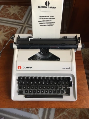 Machine à écrire de marque Olympia