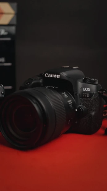 Canon EOS 77D avec 18-135 mm nano USM