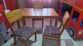Table avec 3 chaises