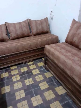 Salon avec matelas et un bahut