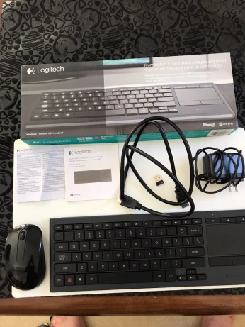 Keyboard Logitech k 830 + Souris. Très bon état