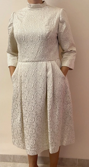 Robe dhôtesse brocard