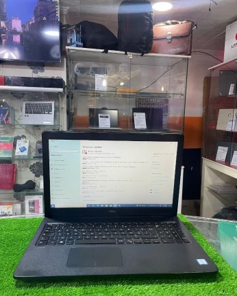 Dell Latitude 3580 i5 7 Gen 8 Gb ram 256 Gb ssd ecran 15 Pocue uhd etat 10/10