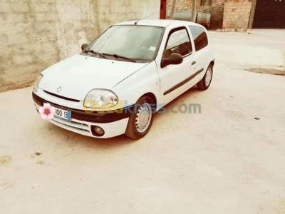 تلمسان-غزوات-الجزائر-سيارة-صغيرة-renault-clio-2-2000