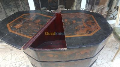 Coffre chinois laqué noir et or 