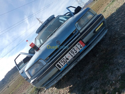 tebessa-algeria-average-sedan-renault-21-1993