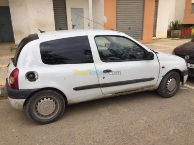 الجزائر-درارية-سيارة-صغيرة-renault-clio-2-2001