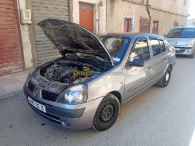 تيزي-وزو-الجزائر-سيارة-صغيرة-renault-clio-2-2002